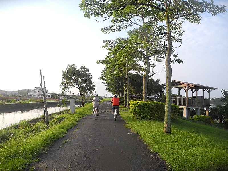 Biking on the Dong Shan River Bikeway © 2015 Karen Rubin/news-photos-features.com
