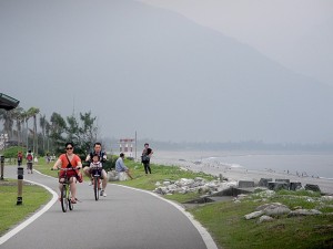 Biking along Chihsingtan Beach © 2015 Karen Rubin/news-photos-features.com