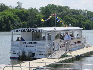 Captain Jerry Gertz welcomes passengers aboard the Lil Diamond II for the 90-minute narrated Erie Canal cruise © 2015 Karen Rubin/news-photos-features.com