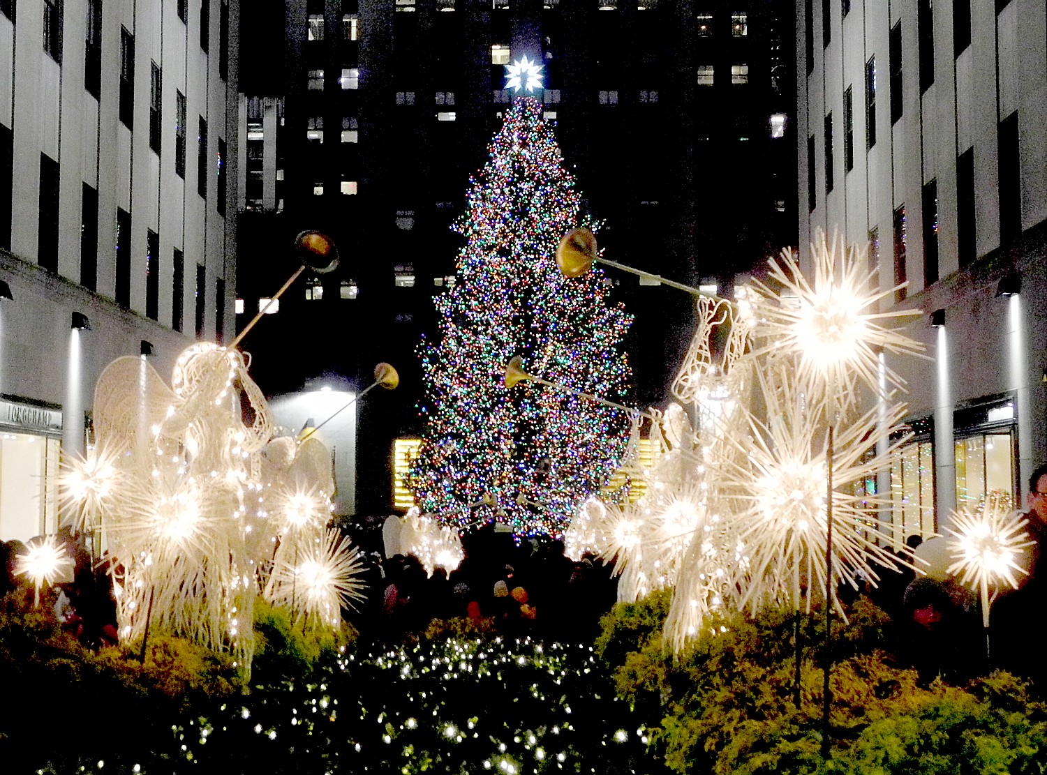 Louis Vuitton's 12-story Christmas tree on the Fifth Avenue is a modern  spectacle